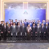 越共中央政治局委员、外交部长黎怀忠与参会代表合影。图自越通社