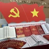 “在党的光荣旗帜下：越南革新40年回顾与奋发图强纪元愿景”的专题展上的书籍。图自越通社