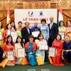 越南驻匈牙利大使裴黎蔡和代表们合影。图自越通社