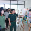 代表们参观越南爆炸物防范图片展。图自越通社