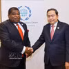 越南国会主席陈青敏会见各国议会联盟秘书长马丁·纯贡。图自越通社