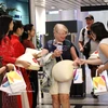 向菲律宾马尼拉和印度尼西亚巴厘岛直飞岘港市的两架航班上国际游客赠送礼物。图自越通社