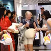向菲律宾马尼拉和印度尼西亚巴厘岛直飞岘港市的两架航班上国际游客赠送礼物。图自越通社