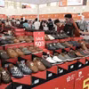 2025年秋季博览会上皮革制鞋产品吸引众多采购商和消费者关注。图自越通社