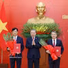 越共中央总书记、国家主席苏林向中央组织部部长阮维玉和中央办公厅主任阮海宁颁发任命决定。图自越通社