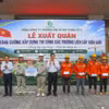 奠边省与奠边省六号贸易与建设总公司领导向即将出征参与支援那布九年一贯制寄宿学校建设的工程师和工人赠送慰问品。图自越通社