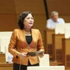 越南国家银行行长阮氏红回答质询。图自越通社