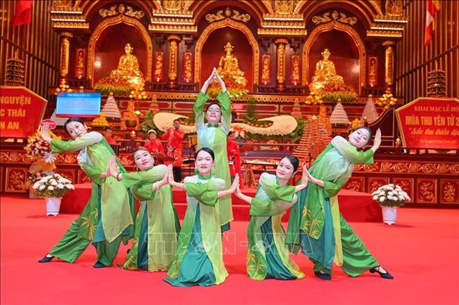 2025年安子秋季庙会开幕。图自越通社 vna-potal-khai-hoi-mua-thu-yen-tu-2025-sac-thu-thien-dinh-stand.jpg