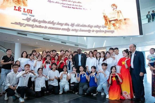 古巴全国人民政权代表大会主席同参观游客合影。图自越通社 vna-potal-chu-tich-quoc-hoi-cuba-tham-bao-tang-lich-su-quan-su-viet-nam-8318434.jpg