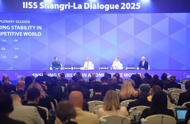 越南国防部长潘文江大将率团出席第22届香格里拉对话会 ảnh 1 ai-tuong-phan-van-giang-phat-bieu-tai-doi-thoai-shangri-la-22-8065525.jpg