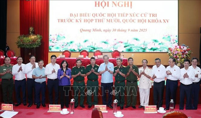 苏林总书记同与会代表合影。图自越通社 tbt2.jpg