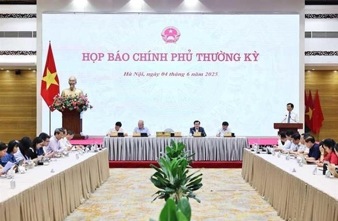 政府例行记者会场景。图自越通社 hop-bao-chinh-phu-thuong-ky-thang-5-nam-2025-8072723.jpg