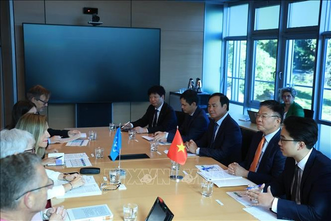 越南政府副总理黎成龙与世界气象组织代表举行工作会谈。图自越通社 to-chuc-khi-tuong.jpg