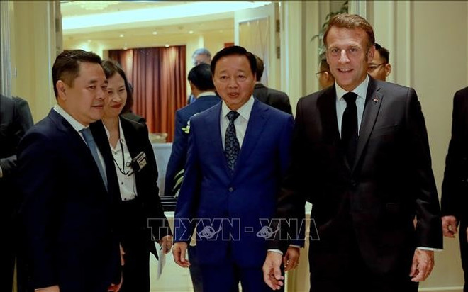 越南政府副总理陈红河与法国总统埃马纽埃尔·马克龙。图自越通社 uuidd2965742-f8ca-4665-a7d1-6e906e4bc3b3code001library1type1mode1loctruecaptrue.jpg