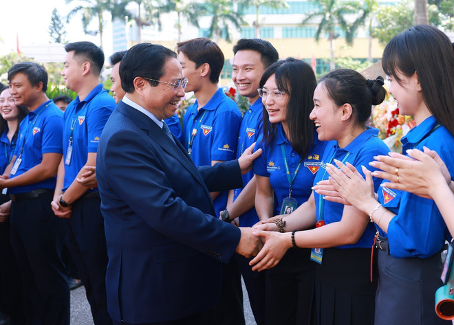 越南政府总理范明政在河内出席越南航空公司成立30周年纪念典礼。图自越通社 y-niem-30-nam-thanh-lap-tong-cong-ty-hang-khong-viet-nam-8066771.jpg