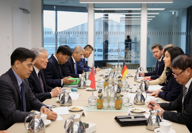 阮和平会见德国联邦经济与能源部长卡特琳娜·赖歇。图自越通社 gap-bo-truong-bo-kinh-te-va-nang-luong-duc-katharina-reiche1111-17592852991241425778699.jpg