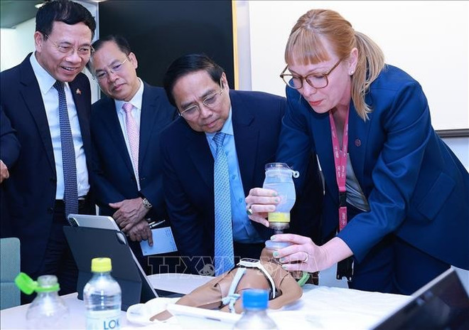 越南政府总理范明政探访了卡罗林斯卡医学院。图自越通社 hinh-anh-1.jpg