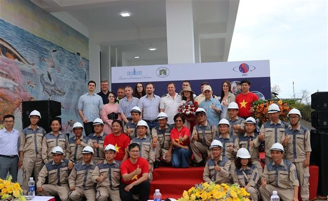 3参加此次考察活动的30位俄越科学家。图自越通社 c-vien-si-oparin-khao-sat-da-dang-sinh-hoc-vung-bien-viet-nam-8008258.jpg