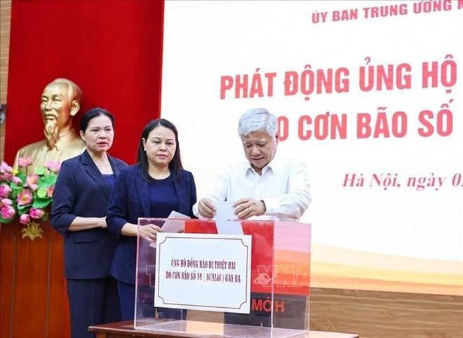 越南祖国阵线中央委员会发起支援第10号台风受灾同胞活动。图自越通社 ung-ho.jpg