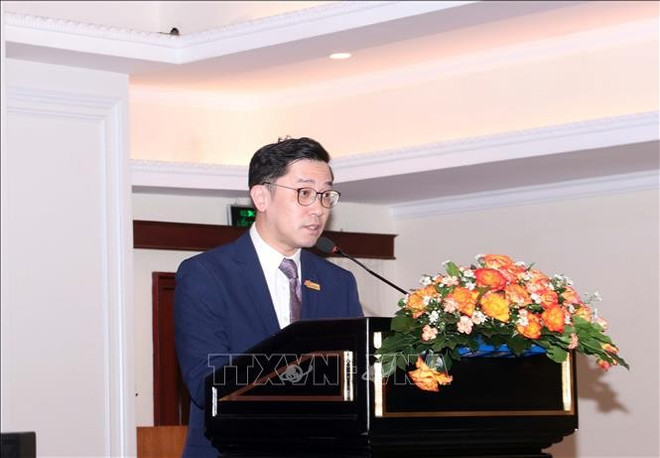 越南香港(中国)商会(HKBAV)副会长Michael Lin发言。图自越通社 hoi-nghi-gap-go-nghe-an-hong-kong-stand.jpg