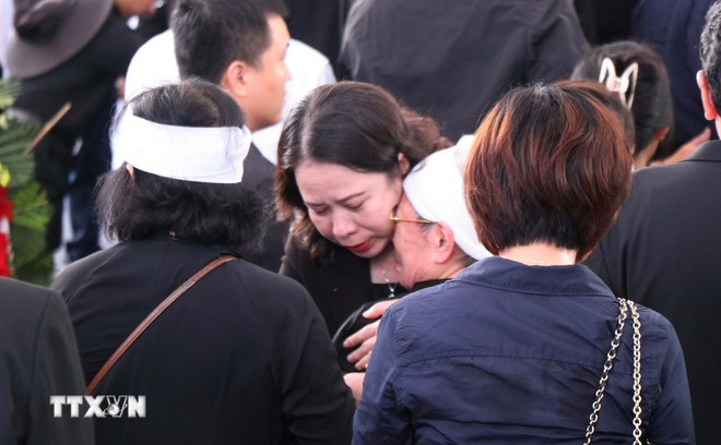 国家副主席武氏英春向原国家主席陈德良的家人表示哀悼。图自越通社 le-an-tang-nguyen-chu-tich-nuoc-tran-duc-luong-9.jpg