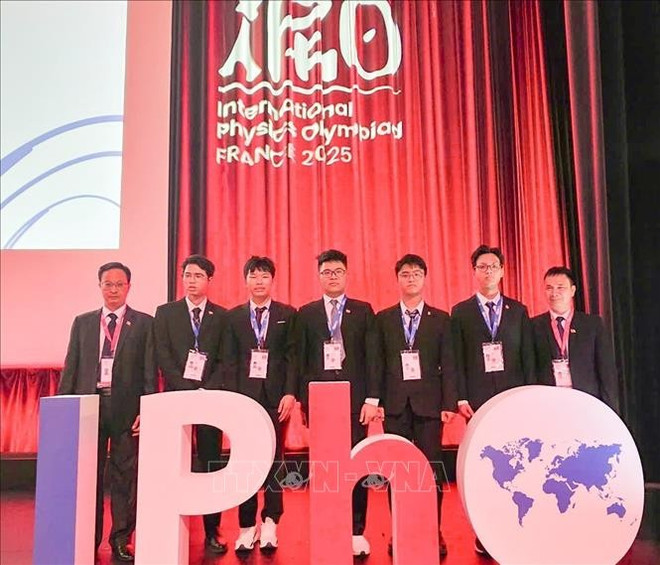 越南学生代表队以优异成绩跻身2025年国际物理奥林匹克竞赛前十榜单。图自越通社 hi-olympic-vat-li-quoc-te-ipho-nam-2025-deu-gianh-huy-chuong-stand.jpg