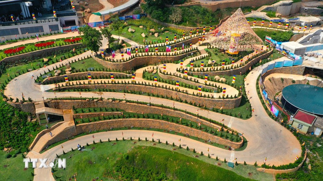 黑婆山菩提园世界。图自越通社 du-lich-tay-ninh-tiem-nang-vuon-tam-quoc-te-1-9.jpg