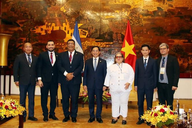 双方代表合影。图自越通社 u-tuong-bui-thanh-son-tiep-bo-truong-ngoai-giao-nicaragua-8006048.jpg