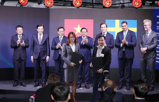 范明政总理和本杰明·杜萨见证两国企业交换合作文件。图自越通社 ng-pham-minh-chinh-du-dien-dan-kinh-te-viet-nam-thuy-dien-8088838.jpg