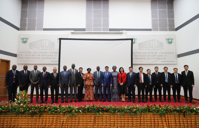 双方代表合影。图自越通社 hop-tac-kinh-te-viet-nam-cote-divoire-thanh-tuu-va-trien-vong-8143400.jpg
