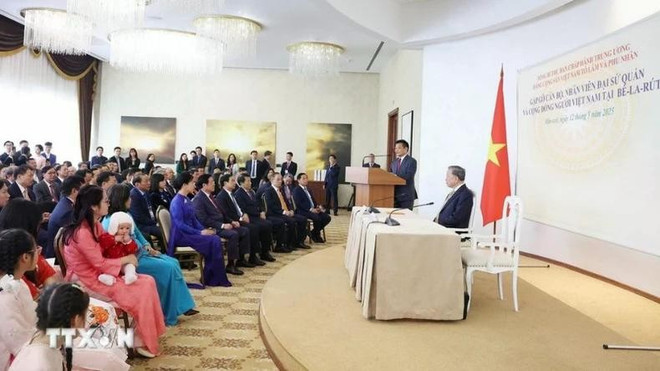 苏林总书记会见越南驻白俄罗斯大使馆工作人员和侨胞代表。图自越通社 3-8454-9501-1495-5237jpg.jpg