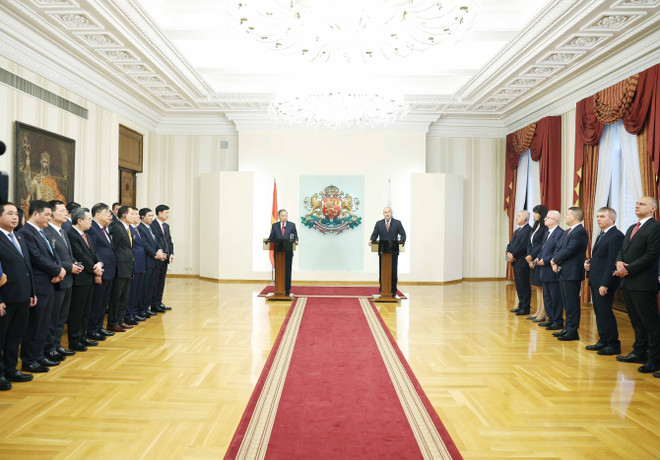 越共中央总书记苏林与保加利亚总统鲁门·拉德夫共同会见记者。图自越通社 vna-potal-tong-bi-thu-to-lam-va-tong-thong-bulgaria-gap-go-bao-chi-8357652.jpg