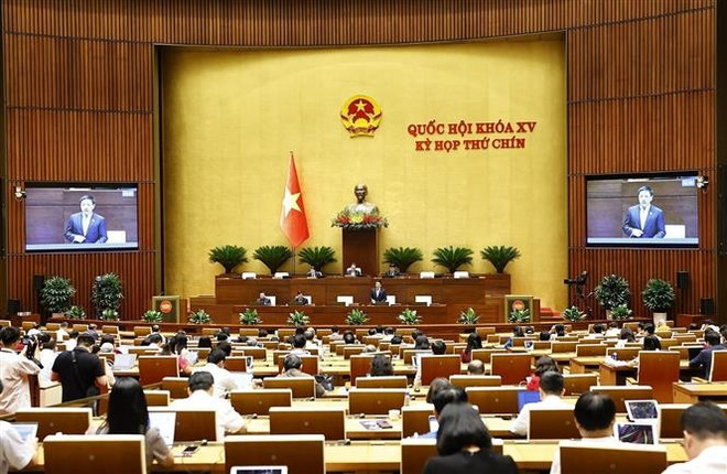 会议场景。图自越通社 quoc-hoi-thao-luan-ve-trung-tam-tai-chinh-quoc-te-tai-viet-nam-8088221.jpg