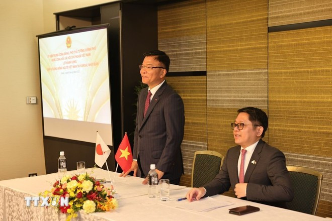 越南政府副总理黎成龙会见日本合作伙伴和旅居关西地区越侨代表。图自越通社 hoat-dong-cua-pho-thu-tuong-le-thanh-long-tai-nhat-ban-1009-2.jpg