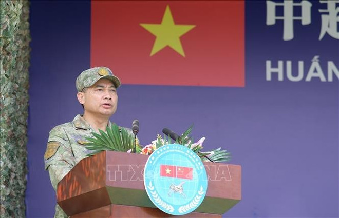 越南第一军区副司令员阮文历少将发言。图自越通社 vna-potal-be-mac-huan-luyen-lien-hop-luc-quan-viet-nam-trung-quoc-nam-2025-stand.jpg
