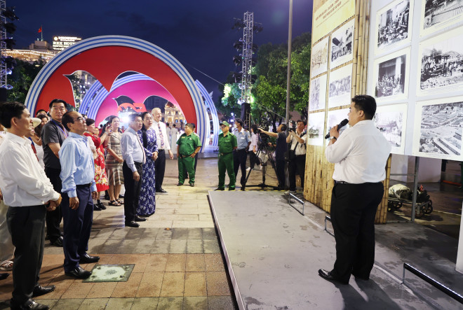 与会代表共同参观关于西贡-堤岸-嘉定-胡志明市形成、建设和发展历程的图片展。图自越通社 am-ngay-sai-gon-gia-dinh-mang-ten-chu-tich-ho-chi-minh-8118571.jpg