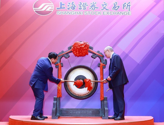 越南政府总理范明政于6月26日上午前往上海证券交易所(SSE)考察。图自越通社 thu-tuong-chung-khoan-thuong-hai-2.jpg