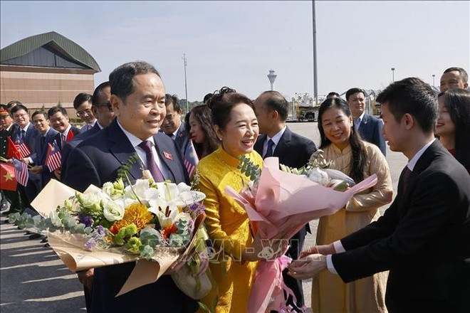 越南国会主席陈青敏夫妇欢送仪式。图自越通社 le-tien.jpg
