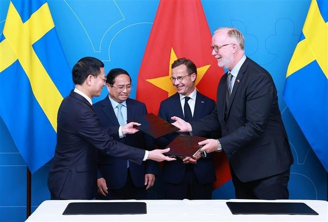 两国领导人共同见证了越南科技部与瑞典外交部签署关于科技创新和数字化转型的行业战略合作协议书。图自越通社 tuong-pham-minh-chinh-hoi-dam-voi-thu-tuong-thuy-dien-8090472.jpg