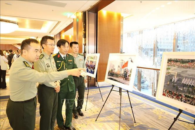 与会代表参观图片展。图自越通社 anh.jpg