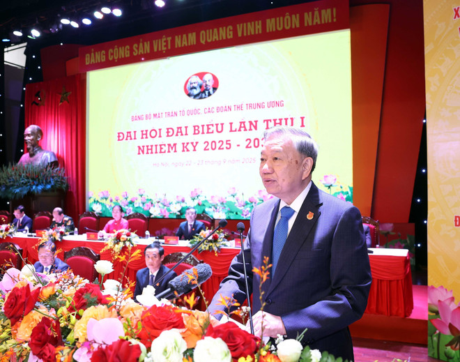 苏林总书记在大会上发言。图自越通社 vna-potal-tong-bi-thu-to-lam-du-dai-hoi-dai-bieu-dang-bo-mat-tran-to-quoc-viet-nam-va-cac-doan-the-trung-uong-lan-thu-nhat-8290739.jpg