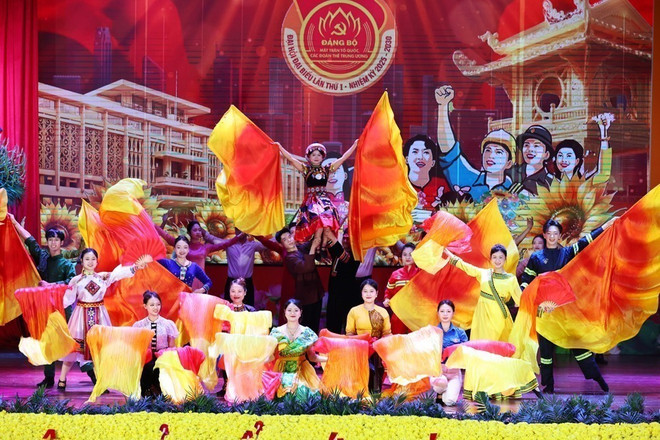 庆祝越南祖国阵线和中央各群众团体第一次代表大会的文艺节目。图自越通社 vna-potal-tien-toi-dai-hoi-xiv-cua-dang-phien-trong-the-dai-hoi-dai-bieu-dang-bo-mttq-cac-doan-the-trung-uong-lan-thu-nhat-nhiem-ky-2025-2030-8290768.jpg