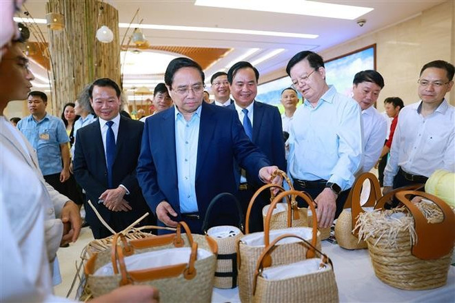 范明政总理参观一乡一品展。图自越通社 ket-chuong-trinh-muc-tieu-quoc-gia-xay-dung-nong-thon-moi-8106560.jpg