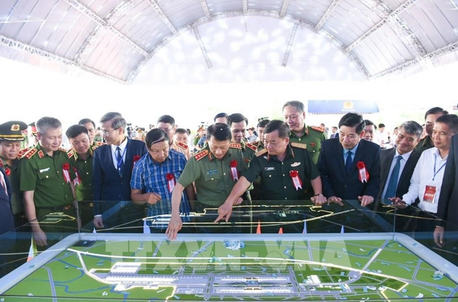 嘉平国际航空港建设项目开工仪式现场。图自越通社 124447-xay-dung-cang-hang-khong-quoc-te-gia-binh-tro-thanh-mot-trong-muoi-san-bay-dep-va-than-thien-nhat-the-gioi.jpg