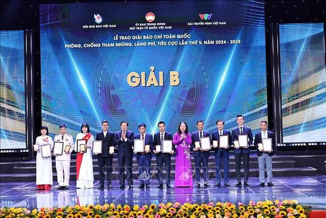 越共中央内政部部长潘廷镯与国家副主席武氏映春向B奖获奖者颁奖。图自越通社 giai-bao-chi-1.jpg