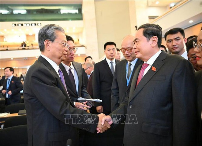 越南国会主席陈青敏在出席在瑞士日内瓦举行第六次世界议长大会全体会议期间会见了中国全国人大常委会委员长赵乐际。图自越通社 tran-thanh-man.jpg