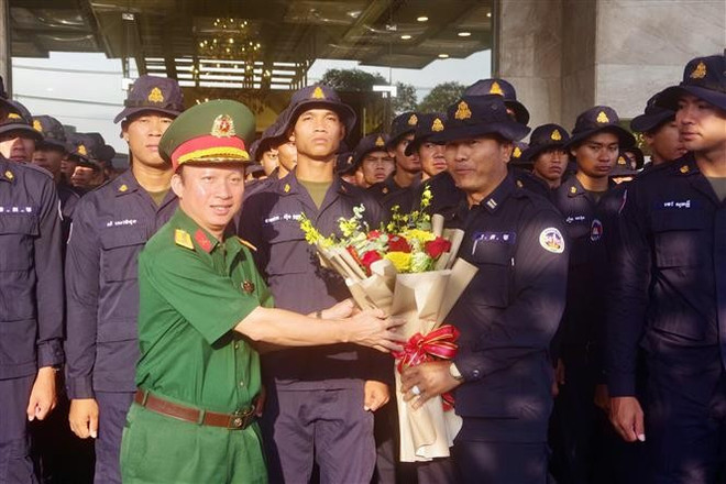 平阳省委越柬中三国军队代表团举行欢送仪式。图自越通社 binh-duong-tien-cac-doan-quan-doi-quoc-te-ve-nuoc-sau-le-dieu-binh-dieu-hanh-8007678.jpg
