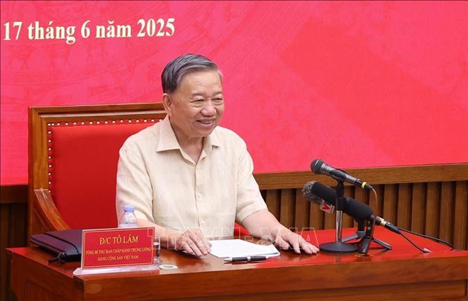 越共中央总书记苏林发表讲话。图自越通社 ong-can-bo-quy-hoach-uy-vien-trung-uong-dang-khoa-xiv-lop-thu-tu-stand.jpg