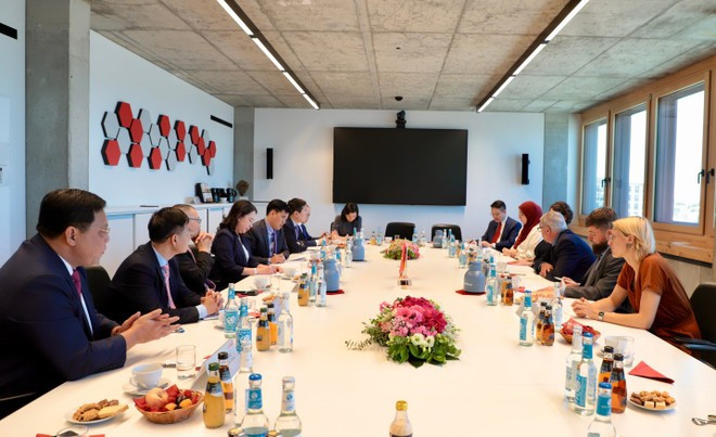 武氏映春会见德国智库罗莎·卢森堡基金会主席海因茨·比尔鲍姆。图自越通社 quy-rosa.jpg