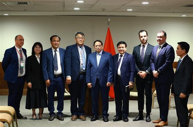 范明政与巴西高科技农业企业Granja Fujikura公司领导合影。图自越通社 4.jpg